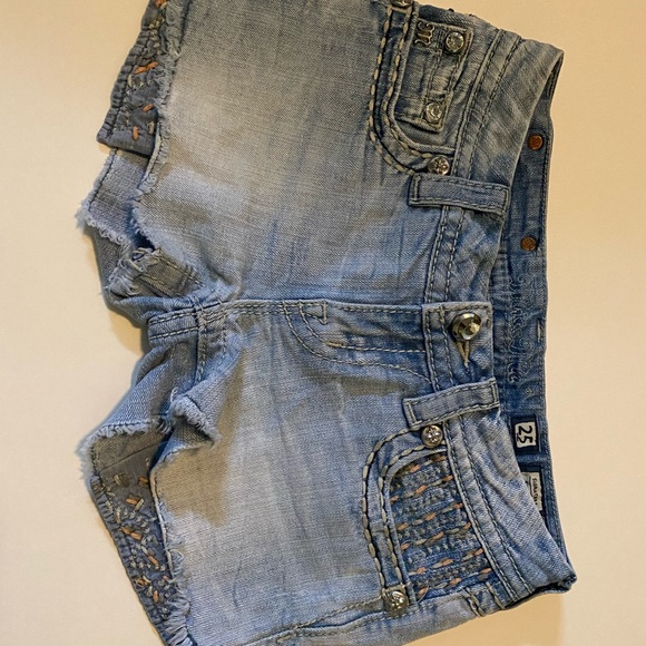Women’s Miss Me Jean shorts - Picture 2 of 4